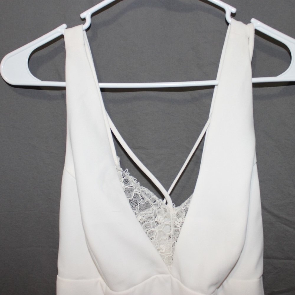 FOREVER 21 IVORY SLEEVELESS V NECK WITH LACE DRESS